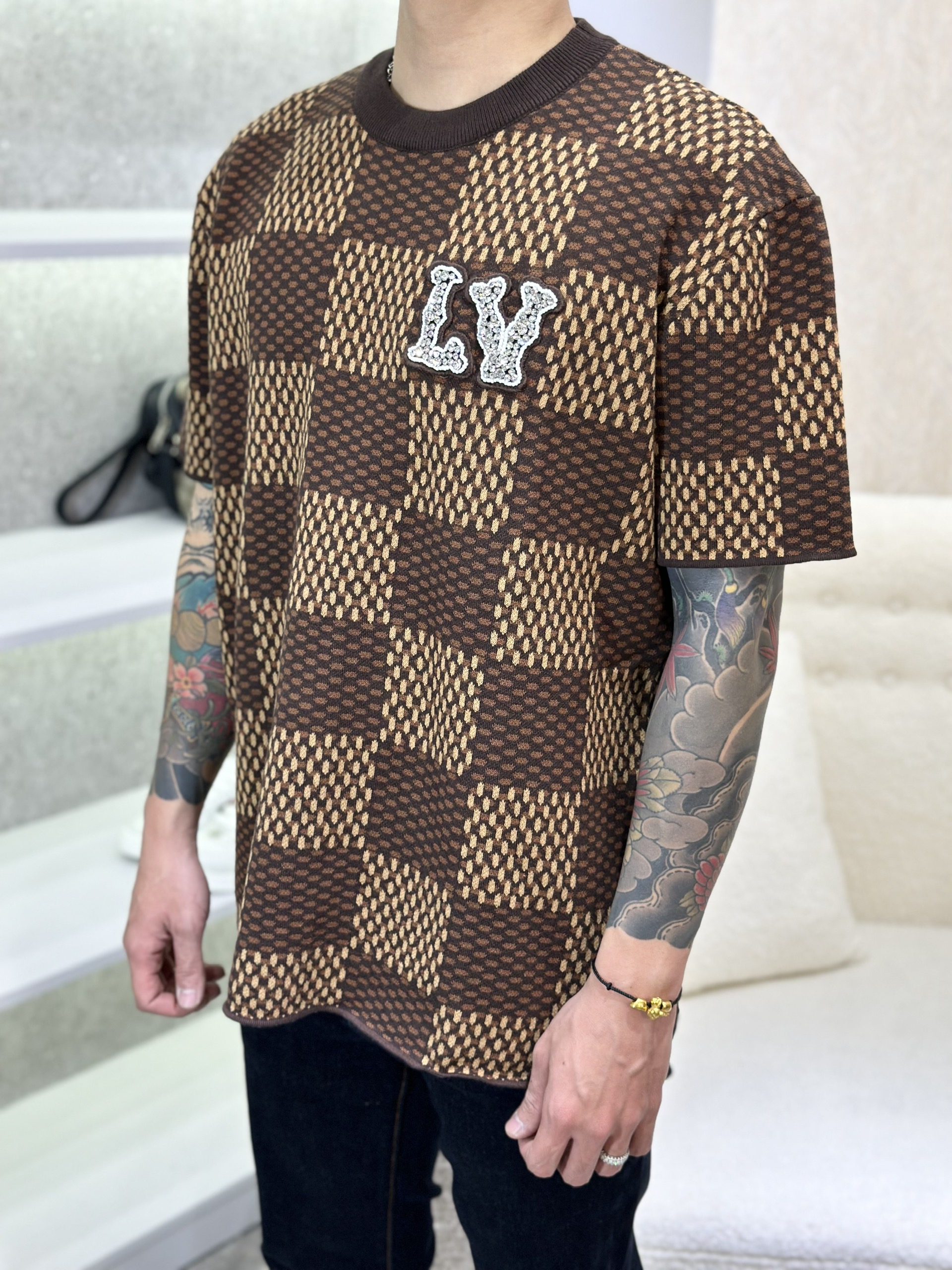 Áo phông T-shirt len Louis Vuitton LV Nâu họa tiết caro logo LV đính đá thêu ngực Like Auth on web VTN